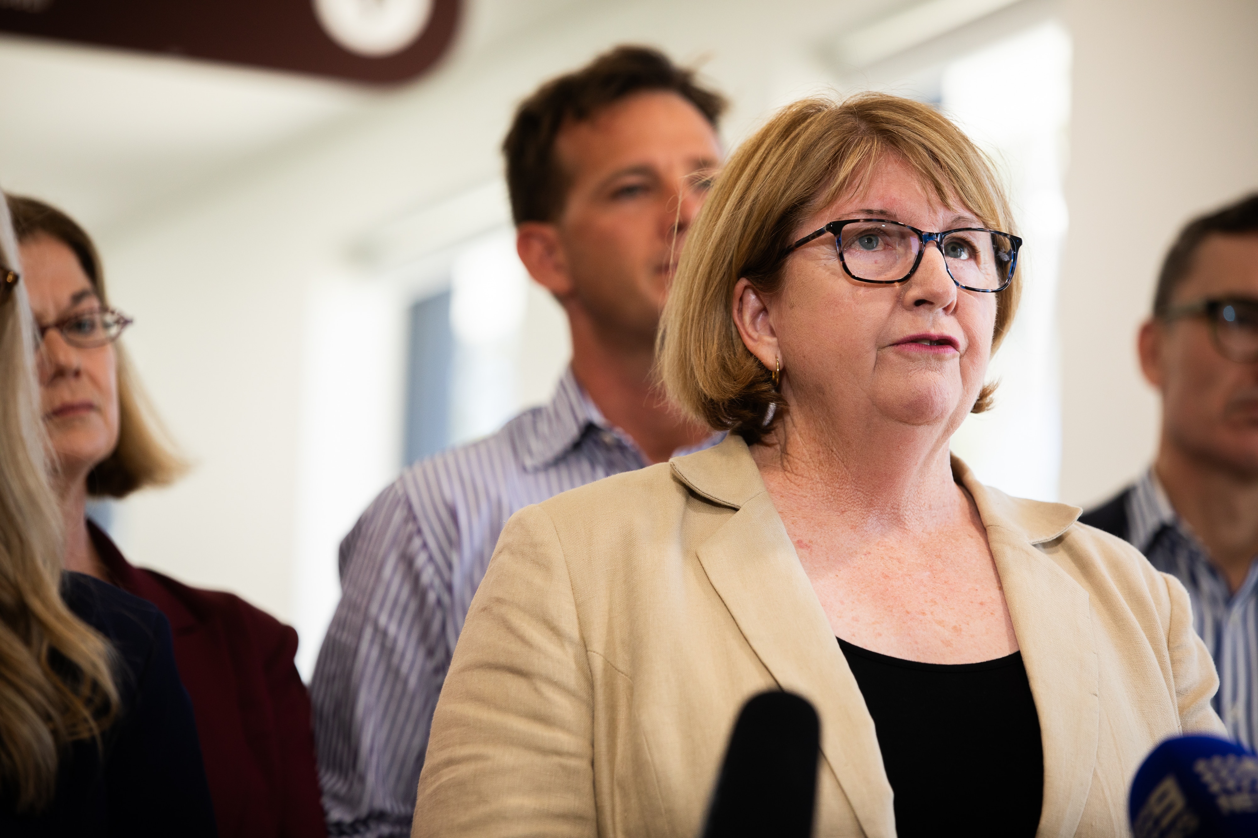 Ян Бэтли выступает на пресс-конференции.