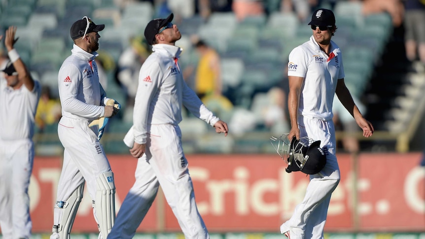 Despondent England leave the WACA after day three