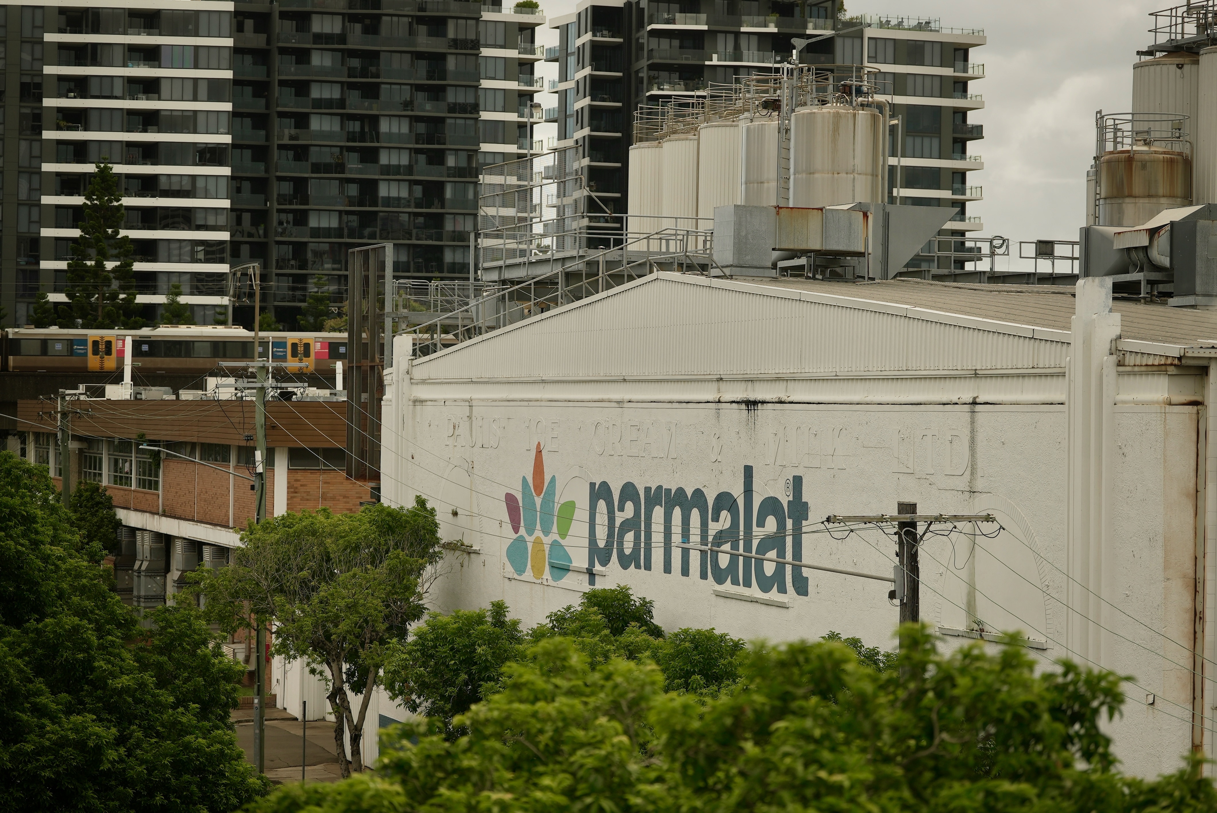 Un cartel en la fábrica que dice Parmalat.