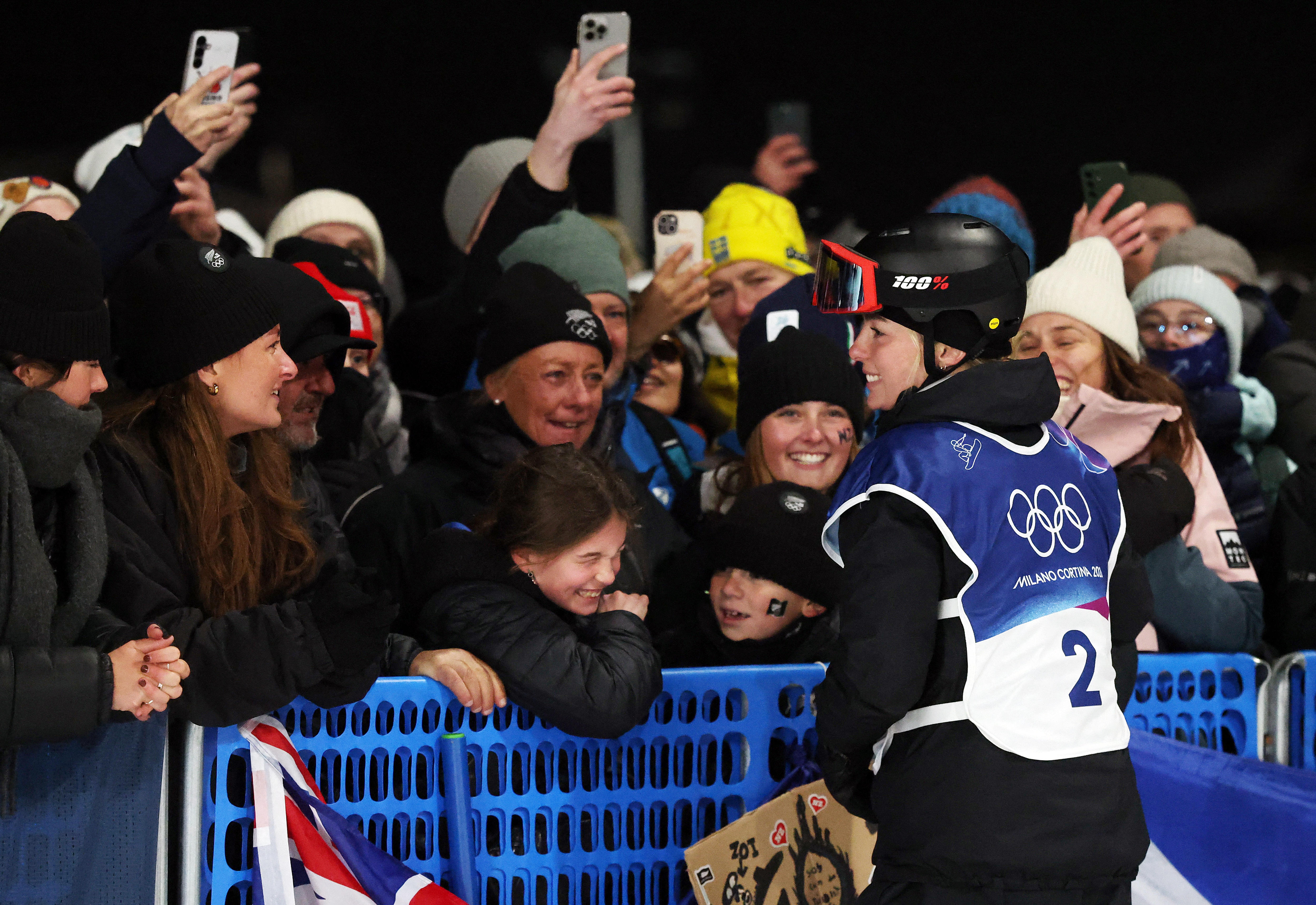 Zoi Sadowski Synnott com seus apoiadores após a final do big air de snowboard dos Jogos Olímpicos de Inverno.