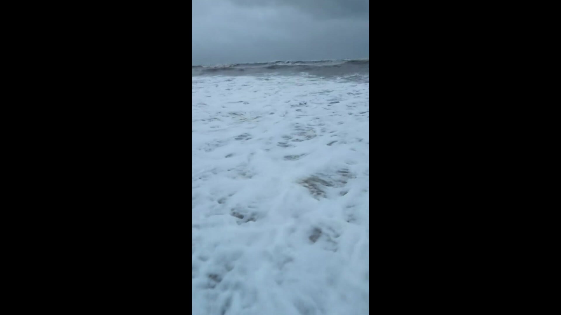 Rough waves at Ellis Beach - ABC News