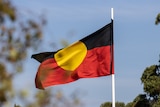 澳大利亚原住民旗帜在风中飘扬
