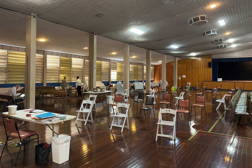 Staff prepare the Aramac COVID vaccination centre in March 2021