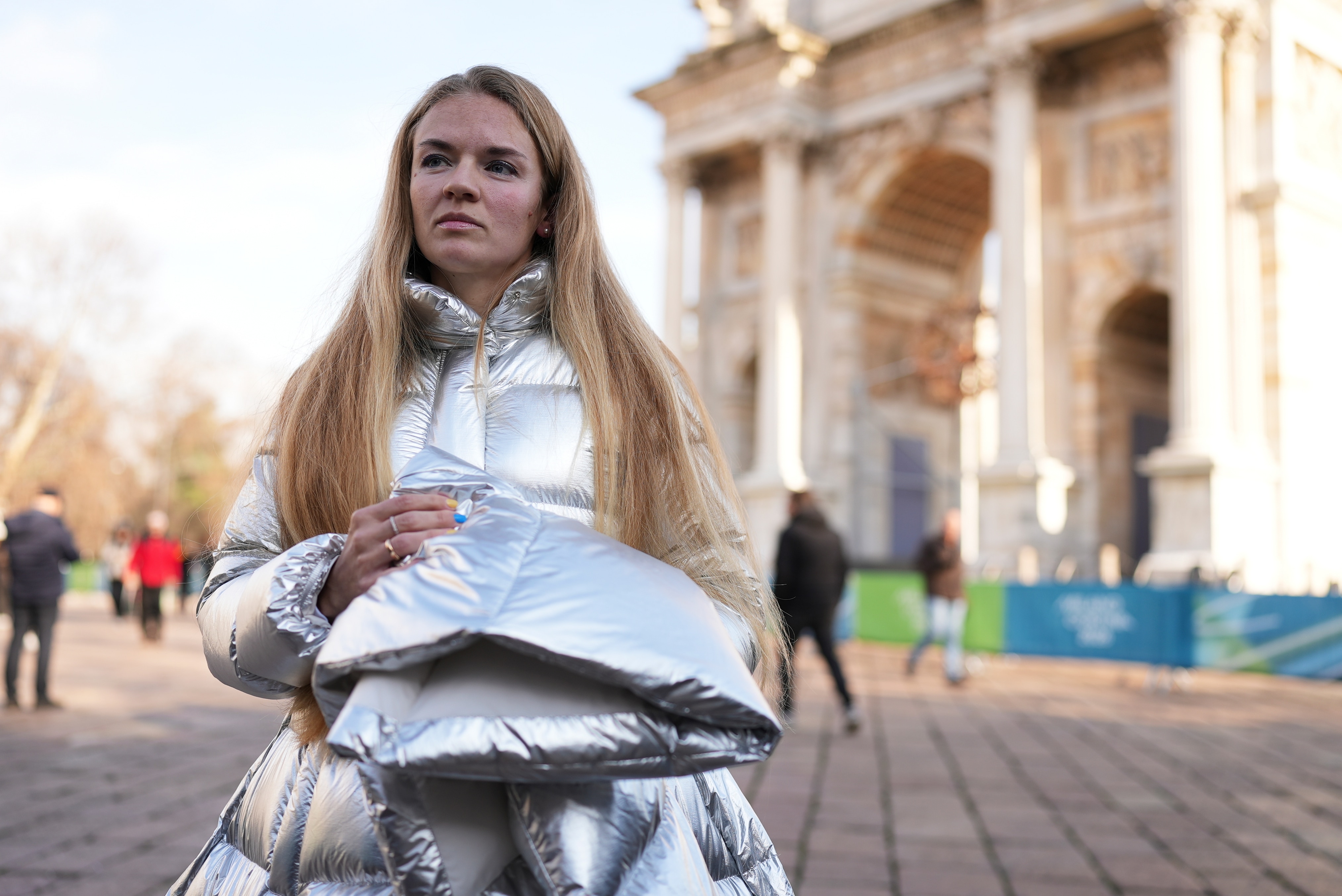 Anastasia Kucherova se encuentra cerca del Arco della Pace durante los Juegos Olímpicos de Invierno de 2026.