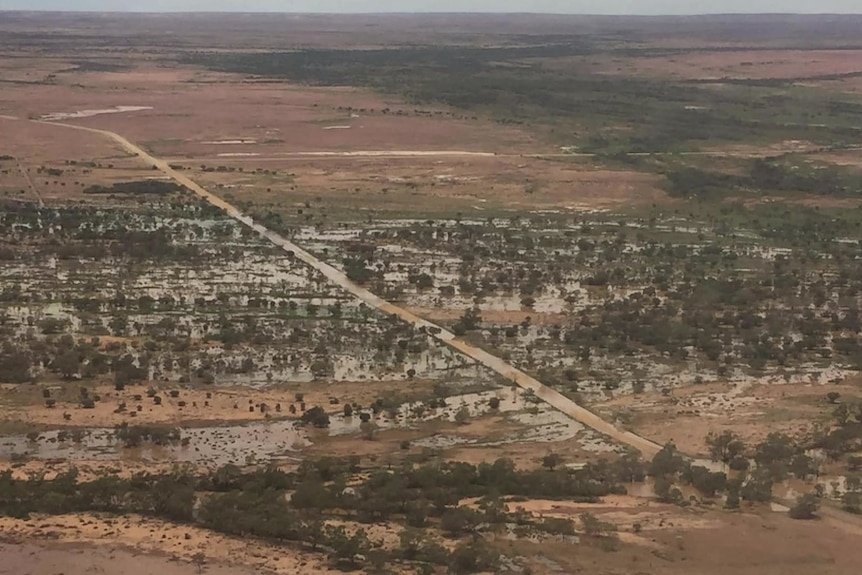 Tierra marrón inundada en una foto aérea.