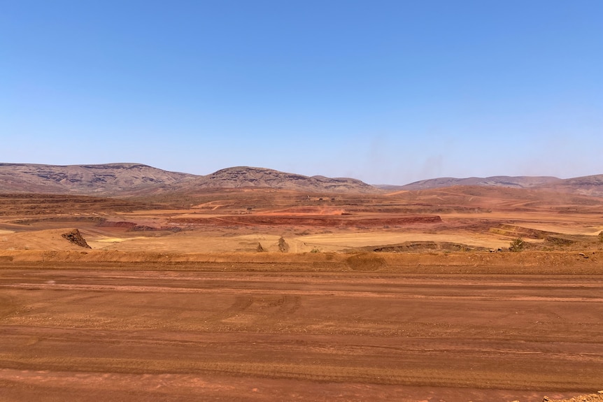 La terre rouge d'une mine de minerai de fer