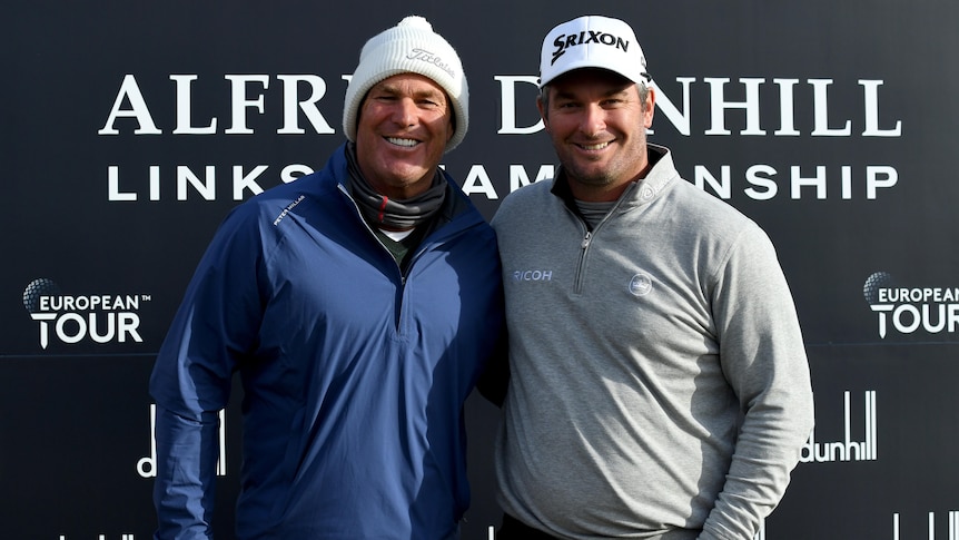 Former cricketer Shane Warne and New Zealand golfer Ryan Fox pose for a picture at the end of a golf tournament.