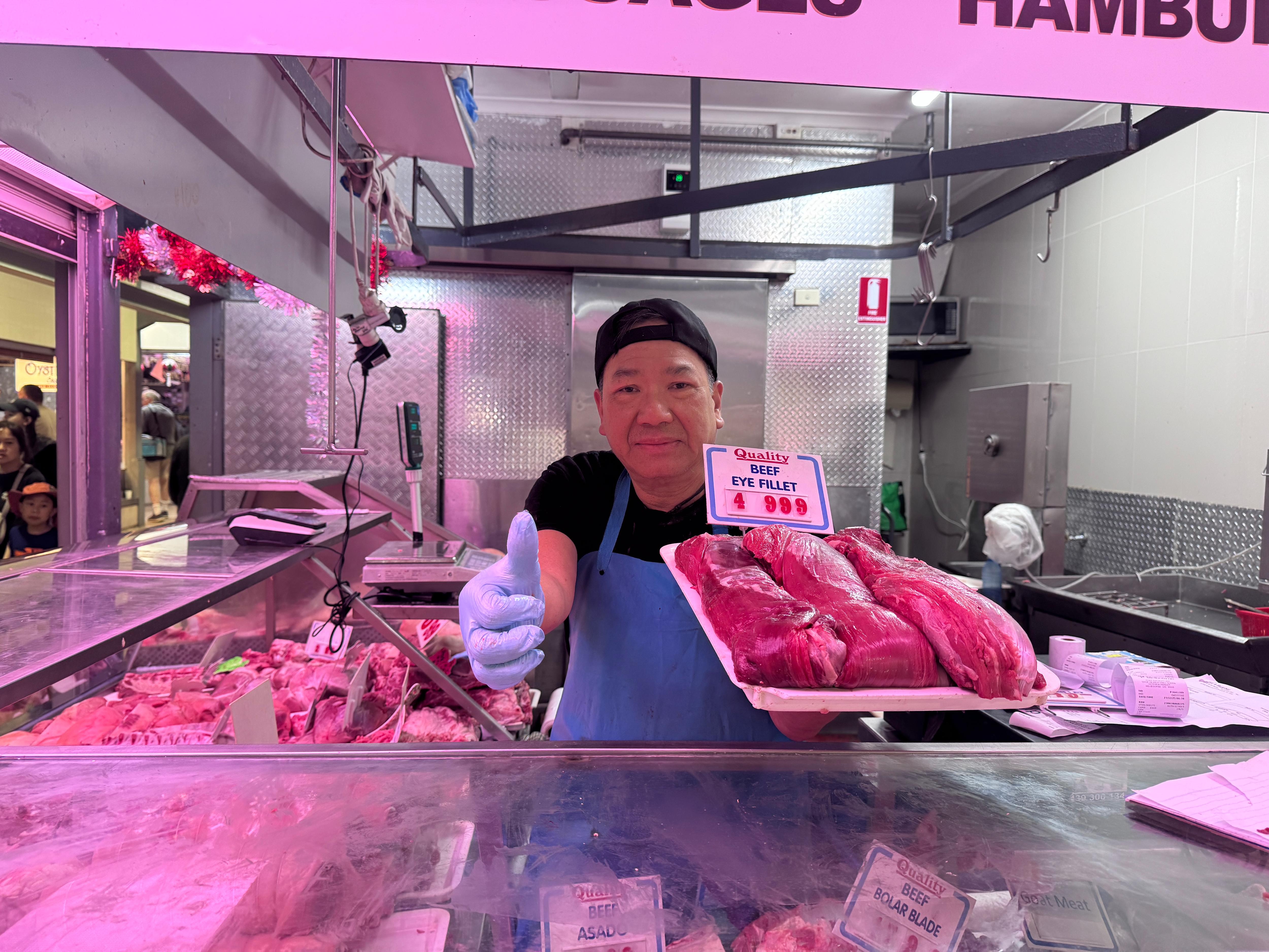 Um homem dando sinal de positivo para sua carne.