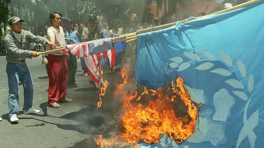 Men burning a UN flag