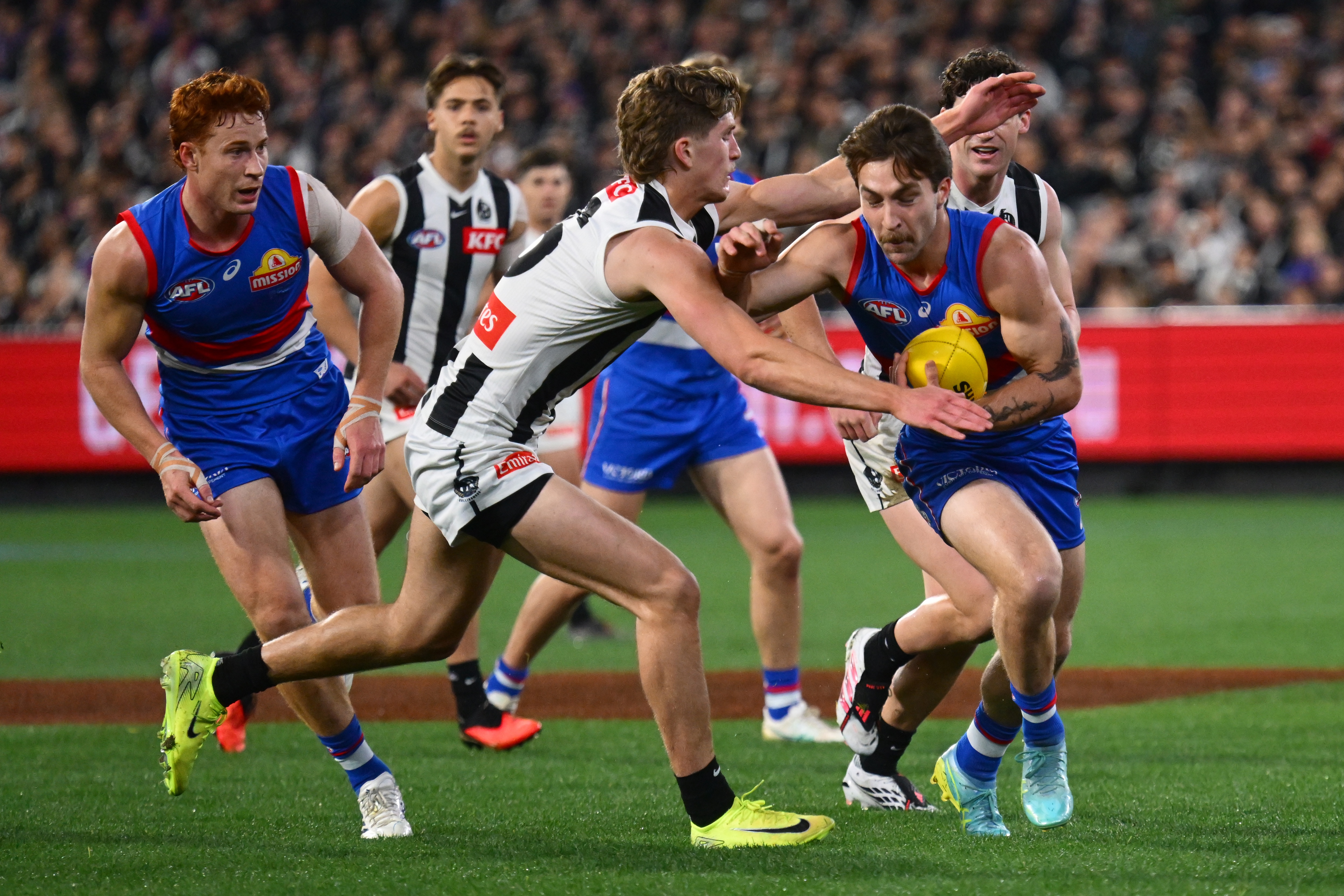 Live: Bulldogs edging Magpies in AFL's first ever wildcard match
