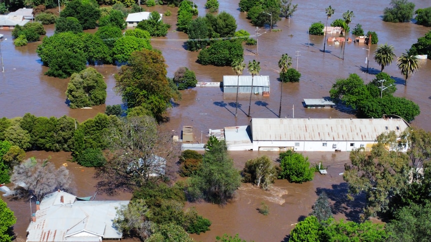 Intense thunderstorms, flash flooding spark rooftop rescues in parts of south-eastern Australia