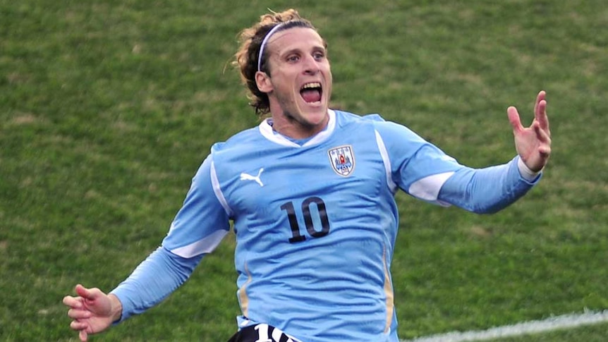 Diego Forlan scores in Copa final