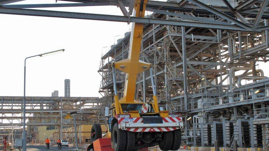The crane caught in scaffolding