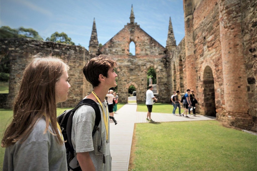 Touristes sur le site historique de Port Arthur.