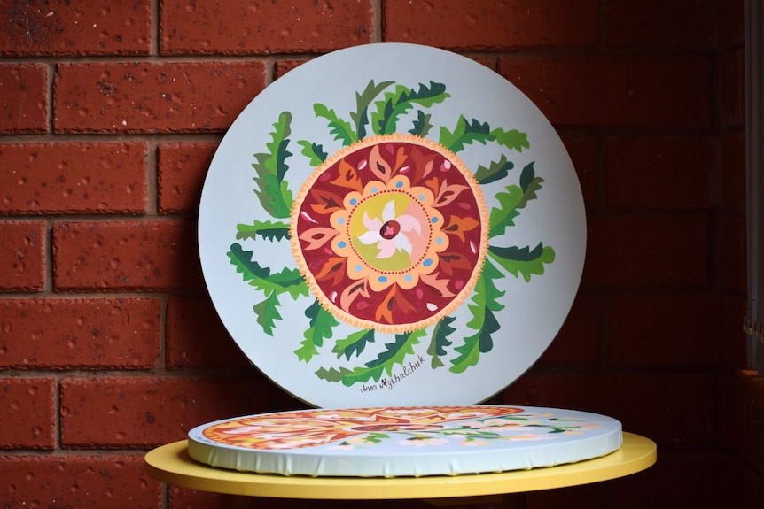 Round canvas with samchykivka style painting.