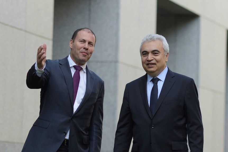 Josh Frydenberg hace un gesto con la Directora Ejecutiva de la AIE, Dra. Faith Birol, frente al Parlamento, Canberra.