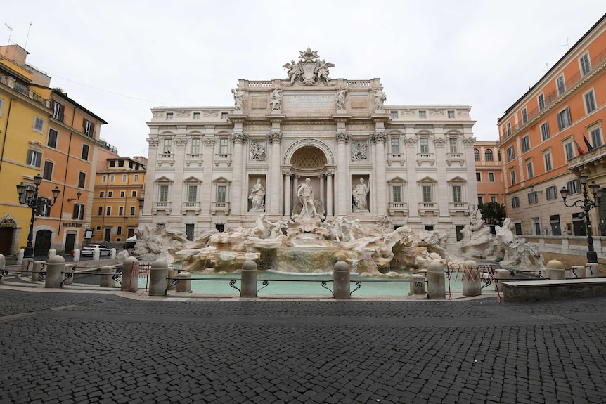 La zone entourant la célèbre fontaine de Trevi en Italie est nue.