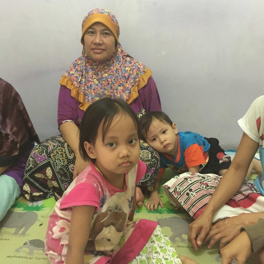 Rais Karna's wife Laili Herlina with their children.