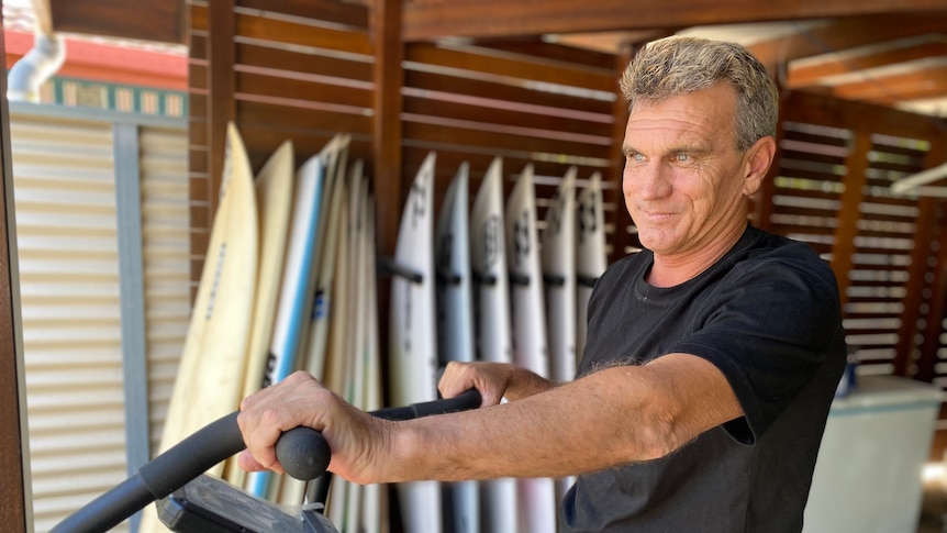 L’entraîneur de surf Mark Richardson se remet chez lui sur la Gold Coast après son évacuation médicale de Bali