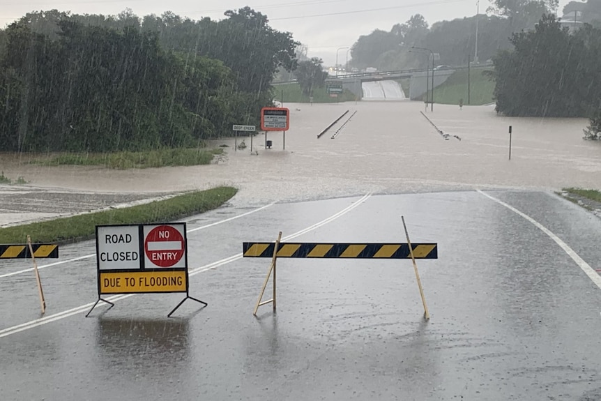 Highway cut to floodwaters in Gympie 