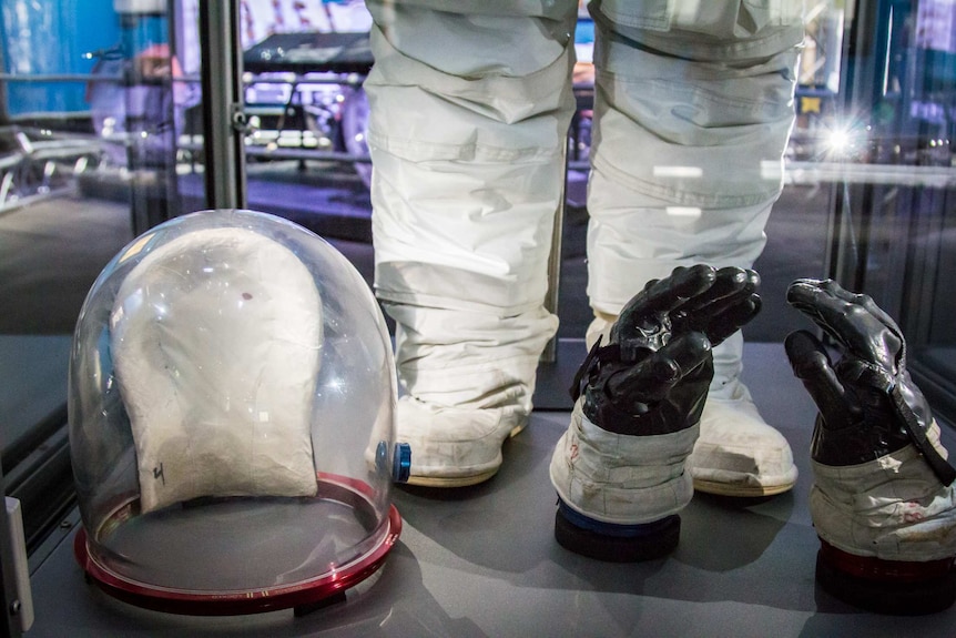 The helmet and gloves worn by Americans during the Apollo mission.