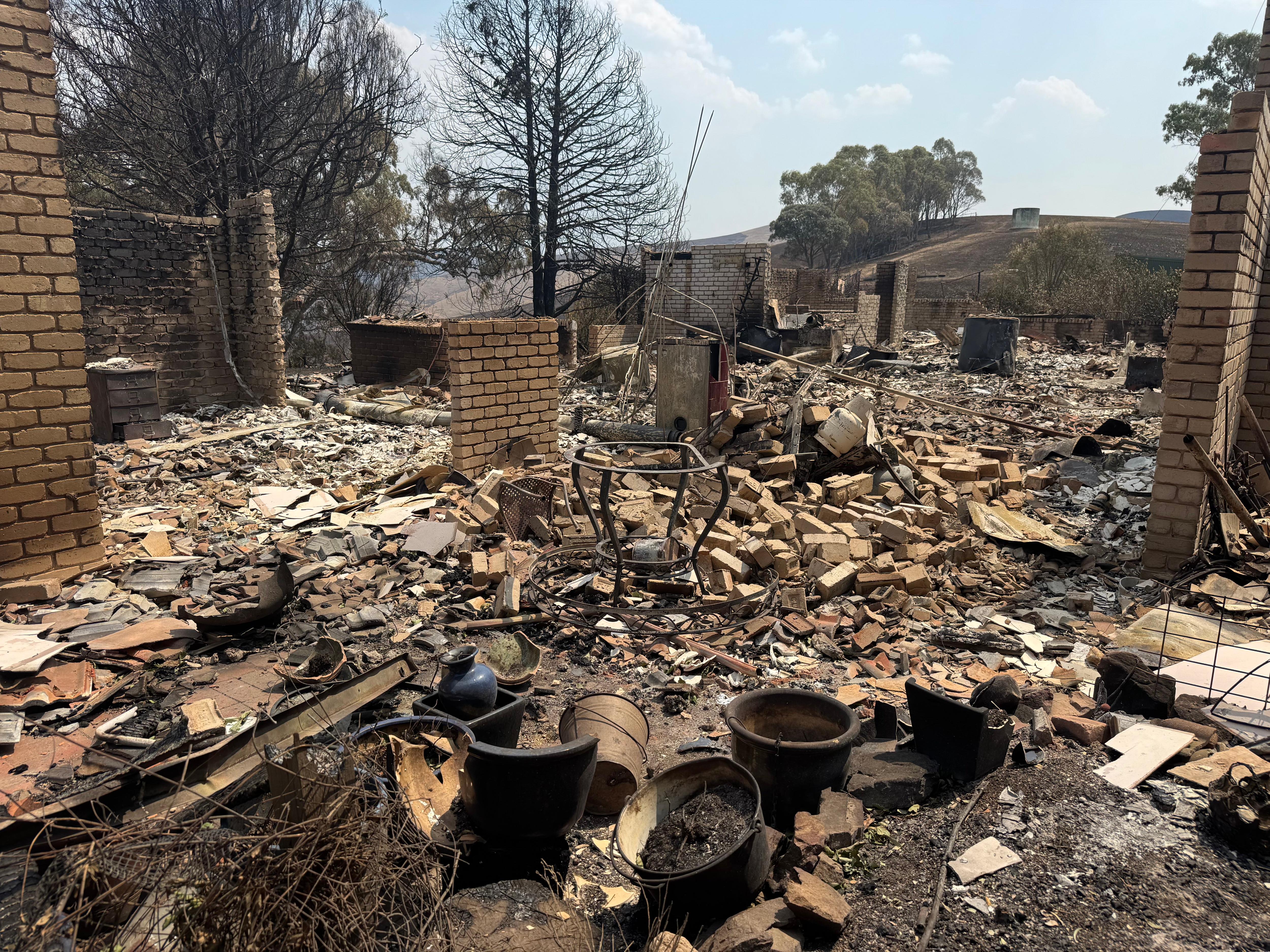 Una casa quemada con muchos escombros.