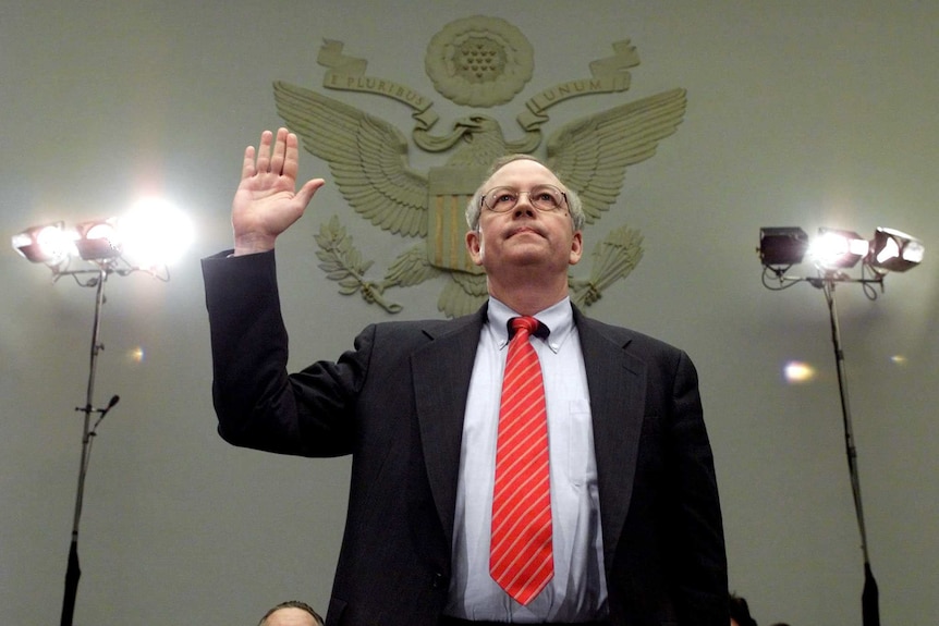 Independent counsel Kenneth Starr is sworn in before the House Judiciary Committee November 19, 1998.