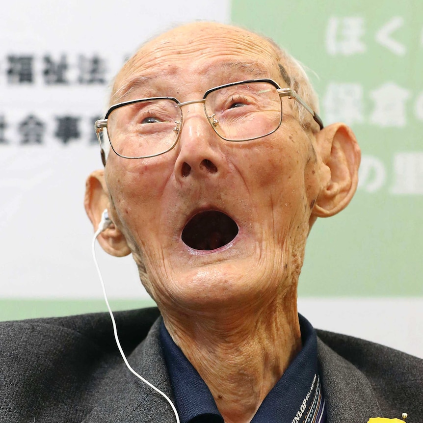 Chitetsu Watanabe appearing overjoyed at receiving his Guinness World Records certificate.
