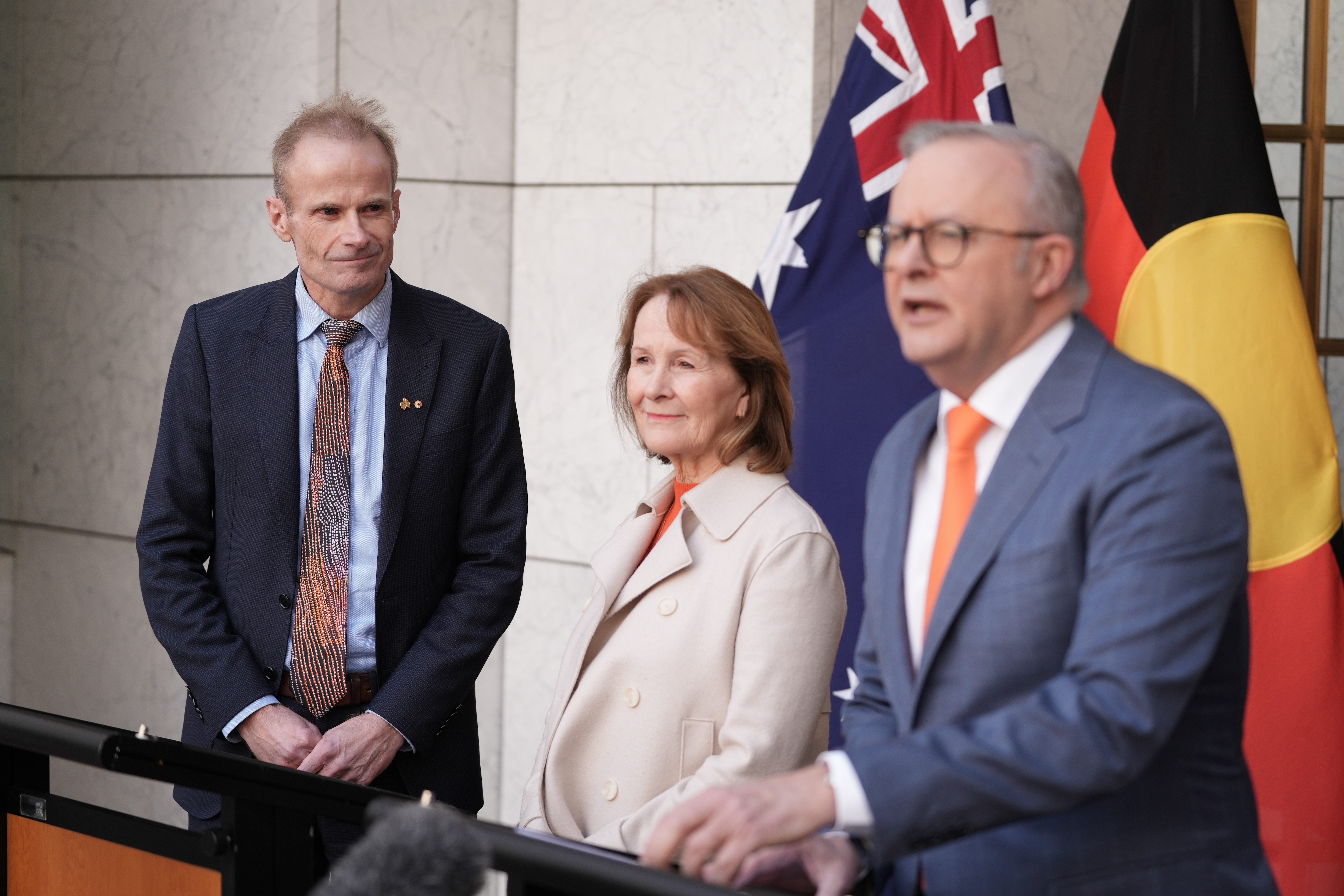 Profesor Scolyer con Gail O'Brien y Anthony Albanese