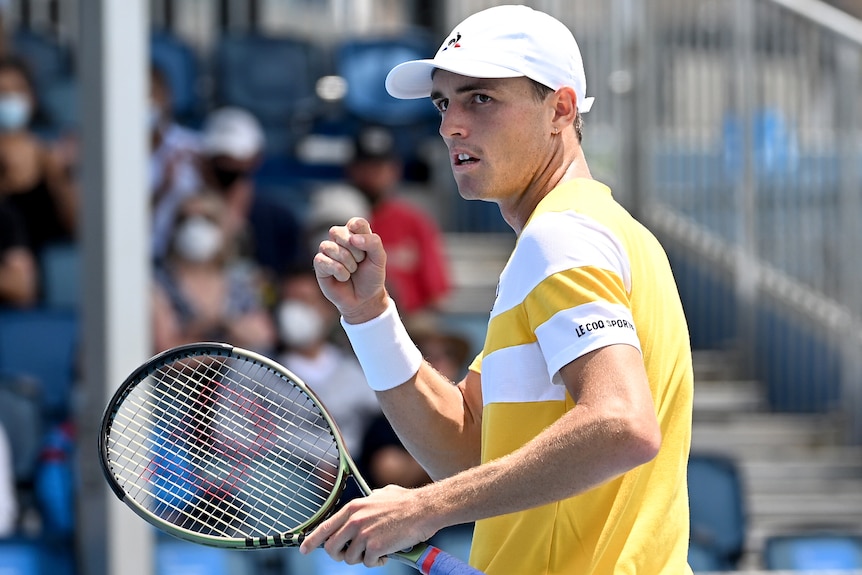 L'Australien Christopher O'Connell lève le poing en l'air après avoir remporté le premier tour de l'Open d'Australie