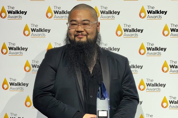 澳大利亚华裔异见艺术家巴丢草获得年度沃克利新闻奖卡通奖项。