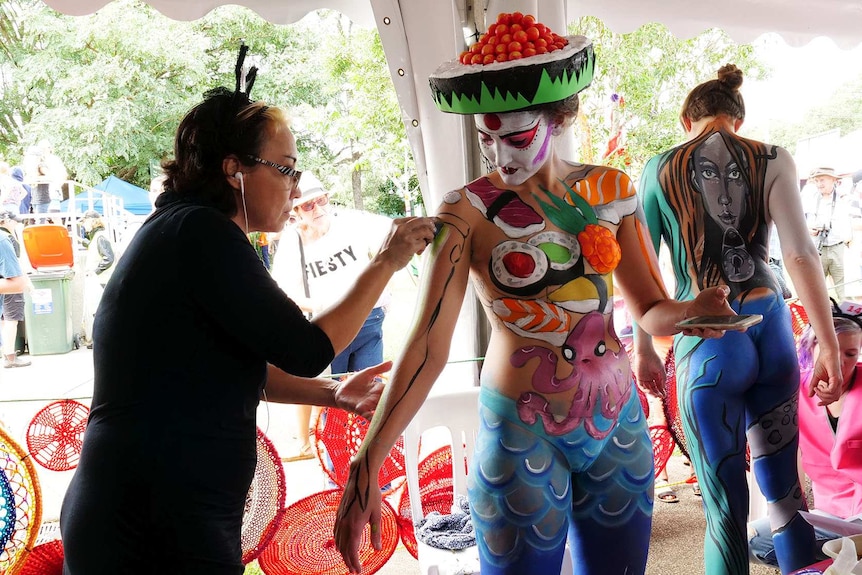 Body art artist at work