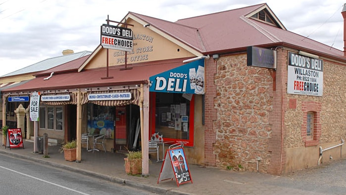 A brick building with signs saying Dodd's deli