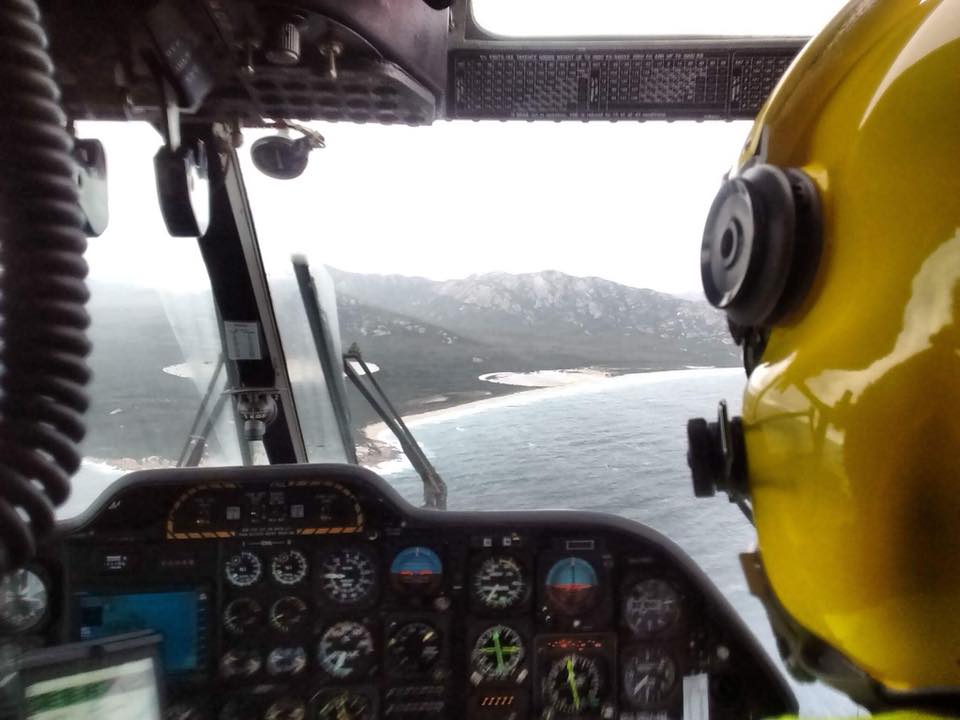西太平洋救援直升机在塔斯马尼亚上空的驾驶舱视图。