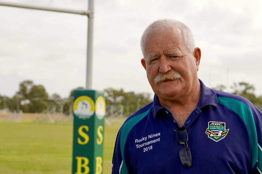 Terry Hansen , ancien entraîneur de la ligue de rugby de St Brendan's College Yeppoon