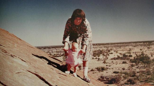 Lindy and Azaria at Uluru, azaria chamberlain case