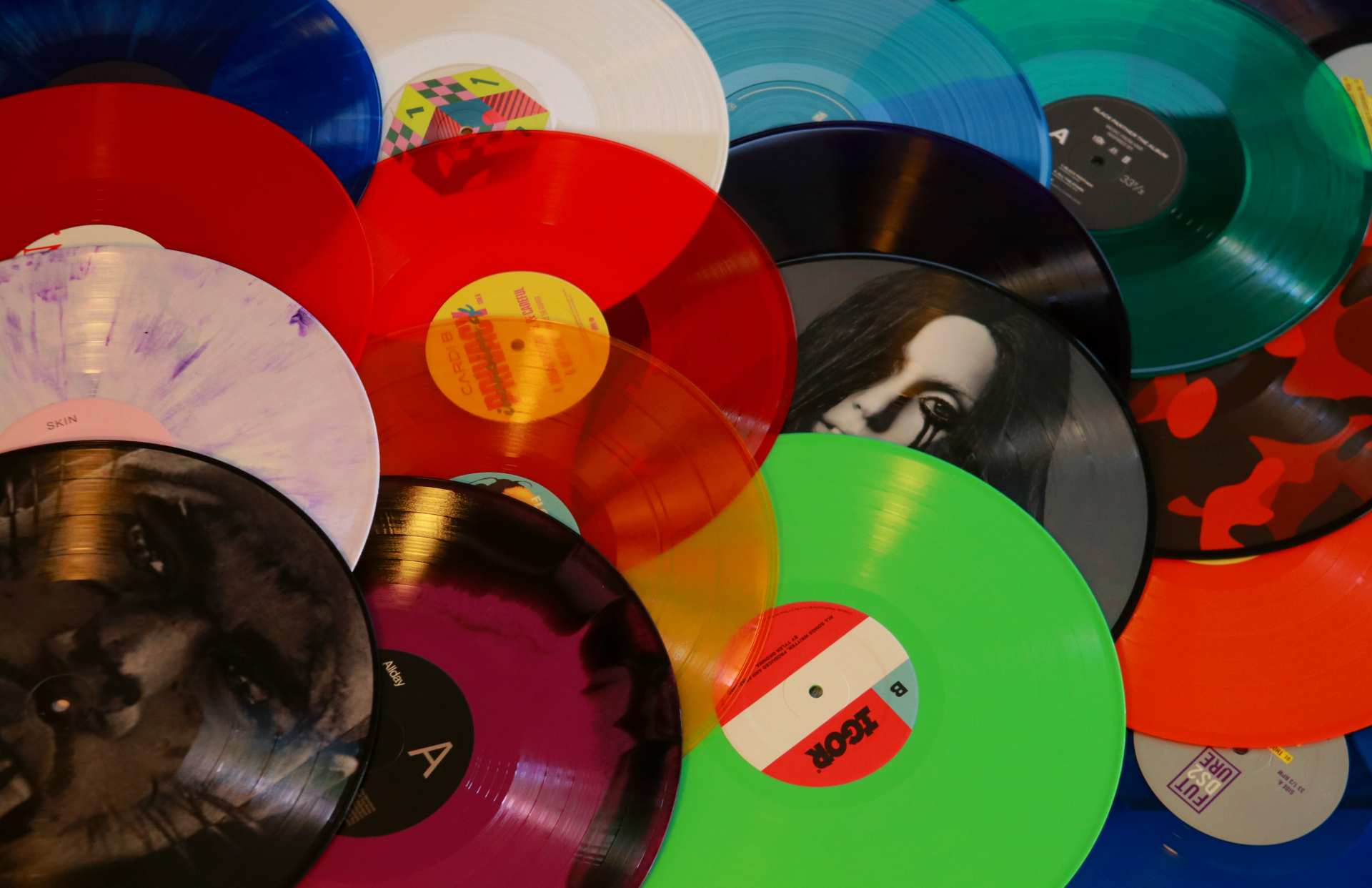 Vinyl sales continue to grow, but does music sound better on a record or digital streaming? - ABC News