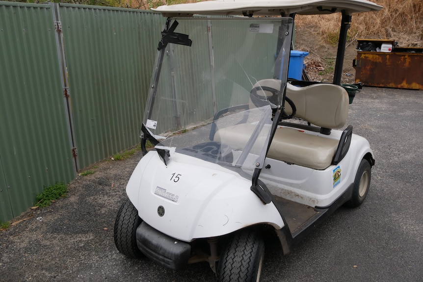 A smashed-up gold buggy.