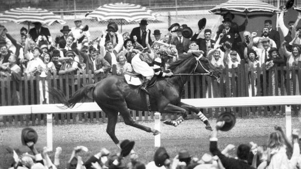 Photo of Phar Lap crossing a finish line