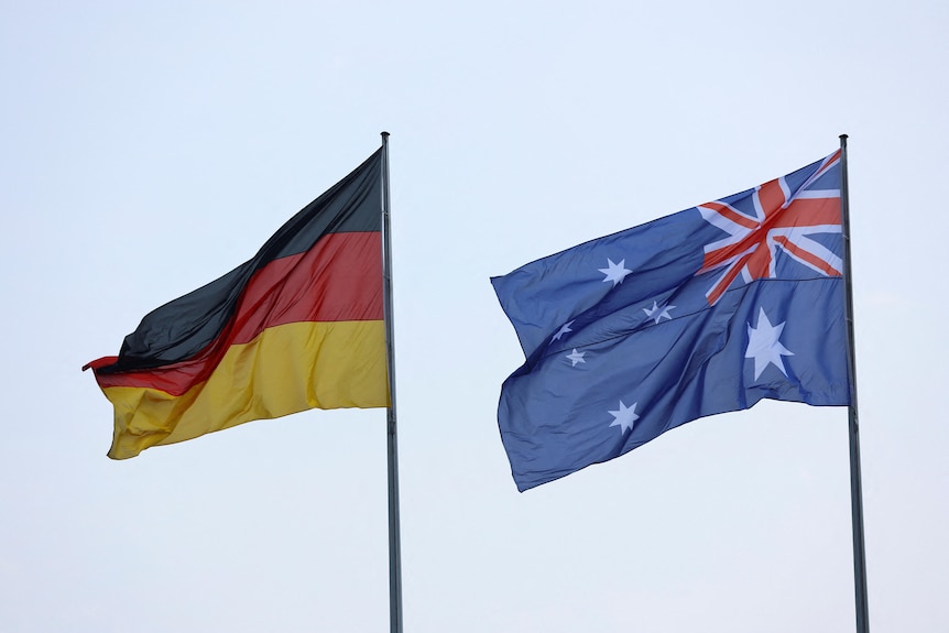 德国和澳大利亚两国的国旗高高飘扬
