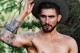 Picture of a shirtless man wearing a wide brimmed hat