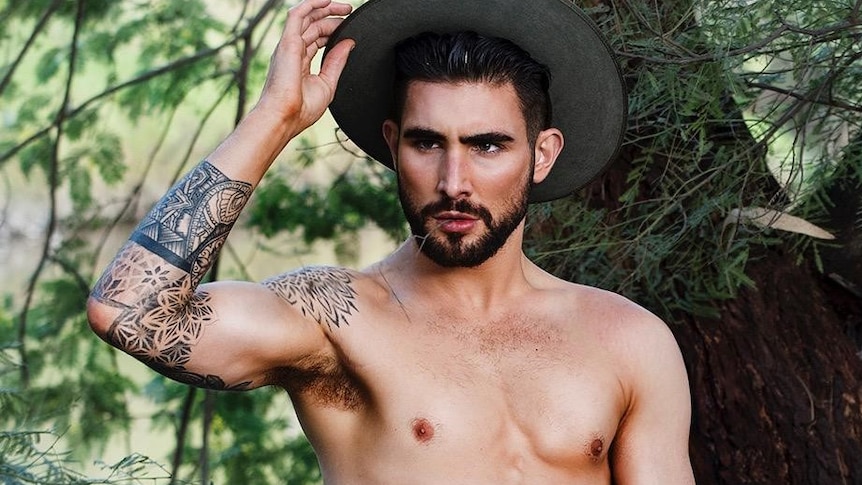 Picture of a shirtless man wearing a wide brimmed hat