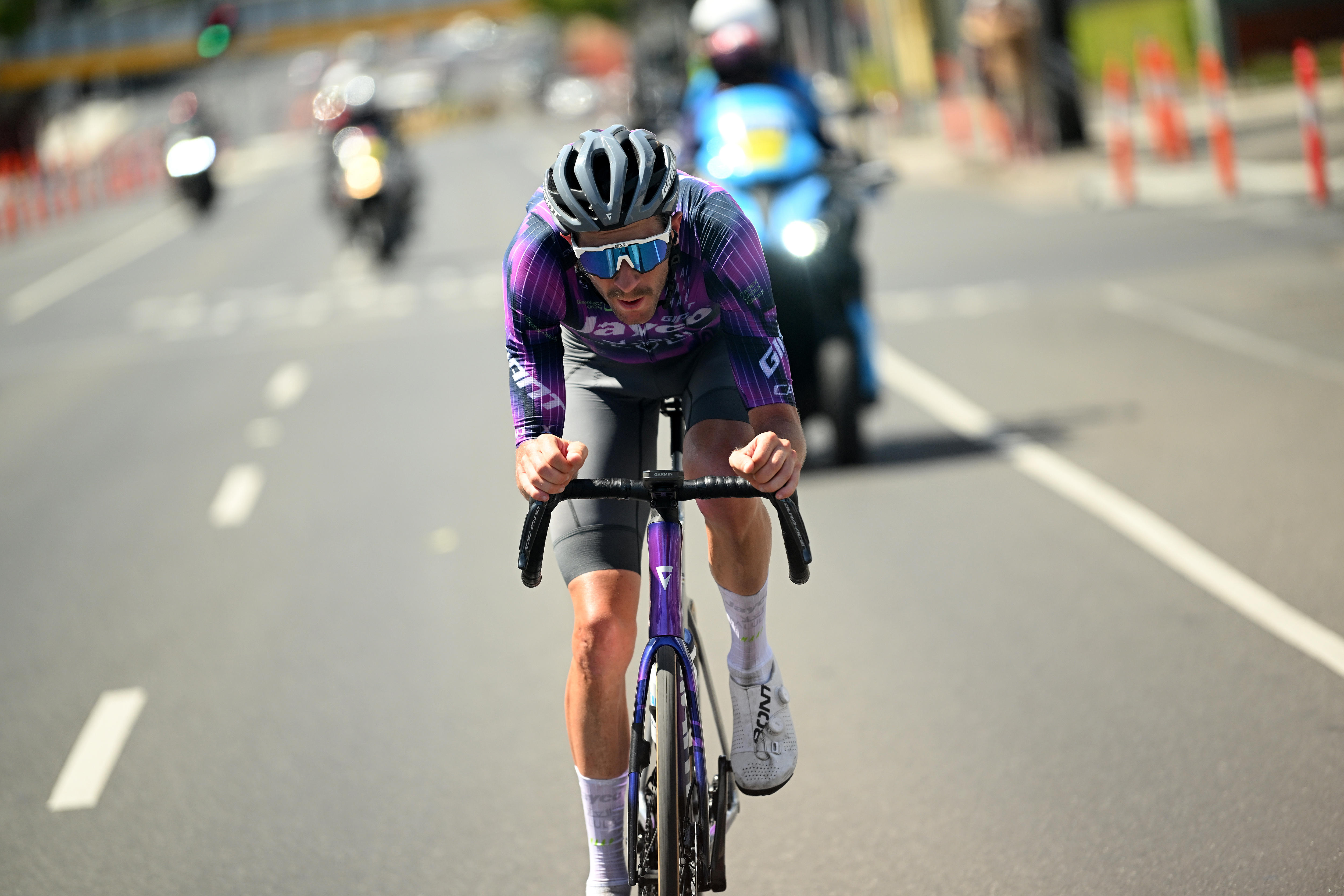 クリス・ハーパーは自転車に乗っています