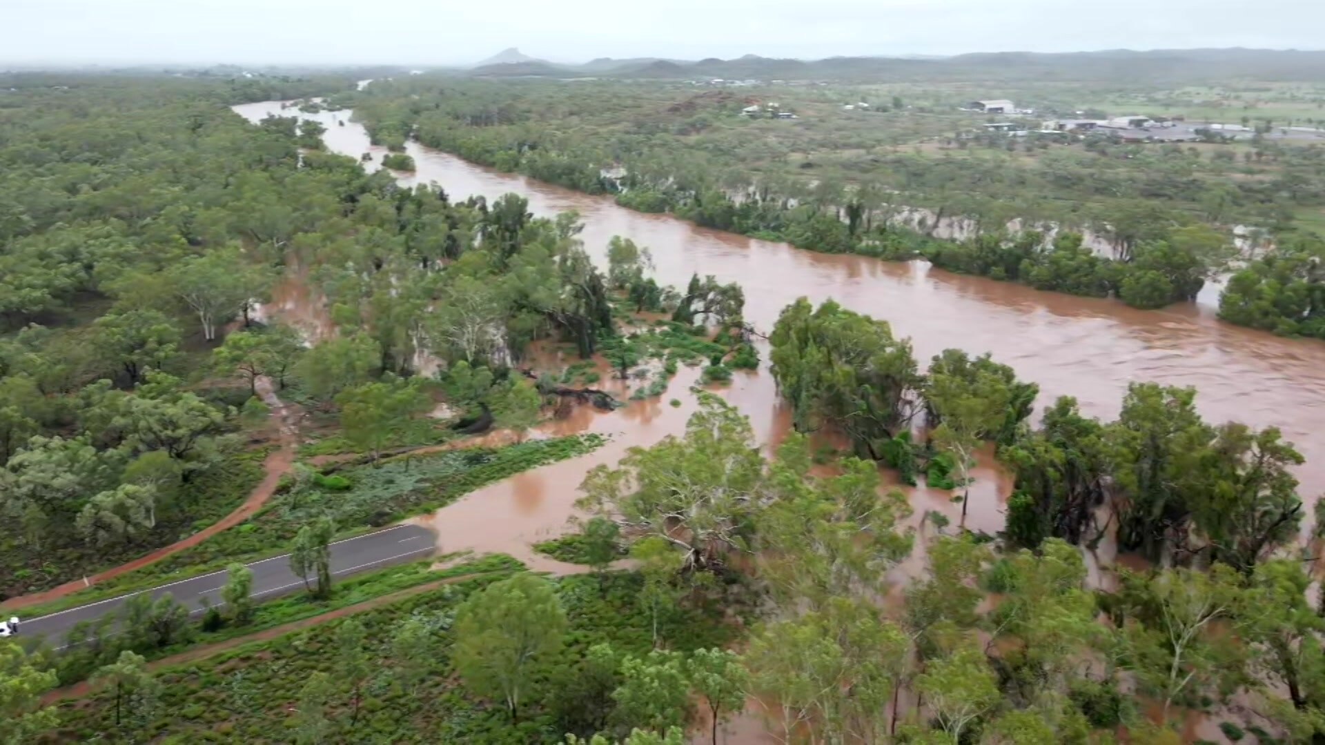 Floodwaters cut off outback Qld communities - ABC News