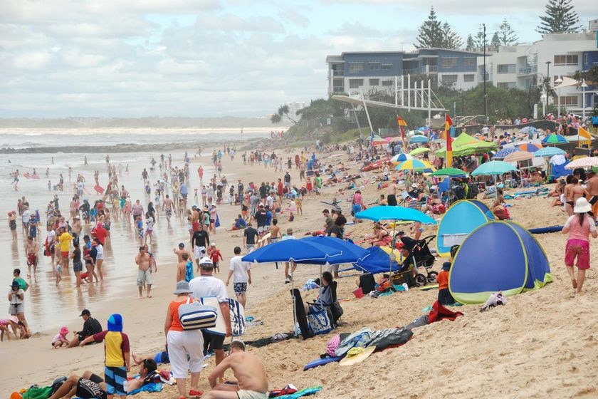 People flock to Kings Beach, Caloundra