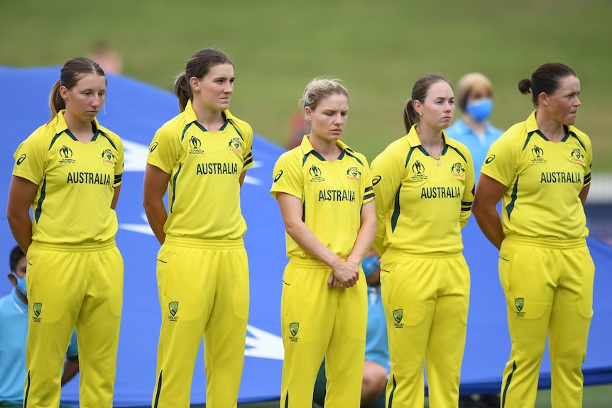 Members of the Australian women's cricket team observe a moment's silence to remember Shane Warne.