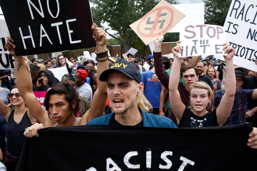 人群抗议白人民族主义者理查德斯宾塞的访问，他普及了这个词 