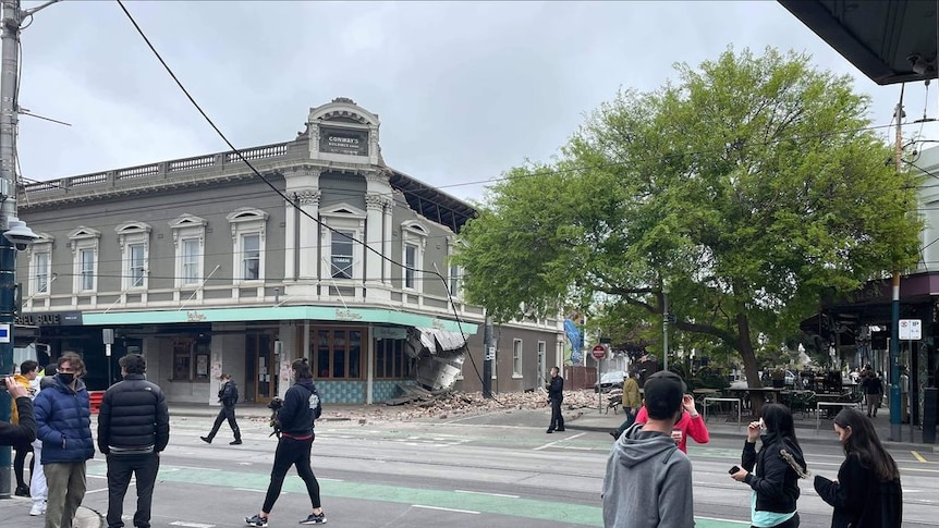 Damaged buildings on Chapel Street in Melbourne from the magnitude 6 earthquake