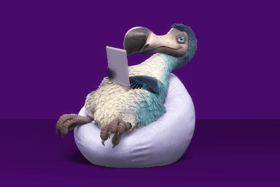 Un dodo de dibujos animados sentado en una bolsa de frijoles mirando una tableta, con un fondo morado.