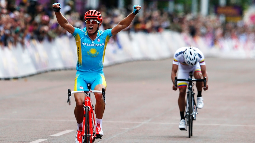 Alexander Vinokourov wins gold in the road race, 12 years after winning silver in Sydney.